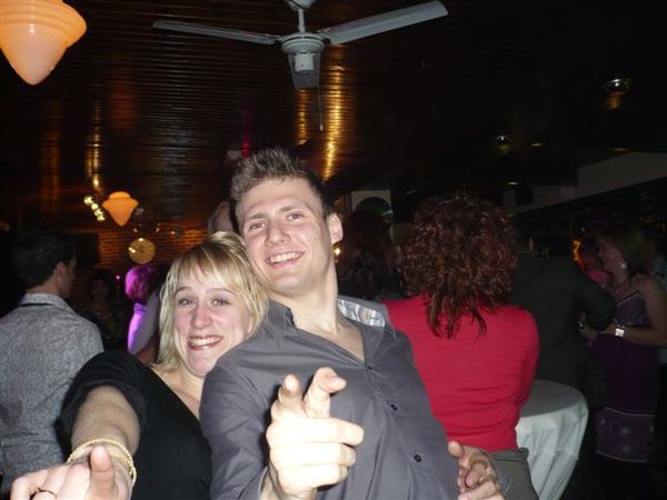 Kim en Dickie doen een dansje