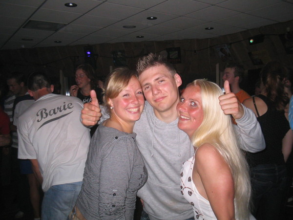 Dickie wordt omringd door blonde vrouwen