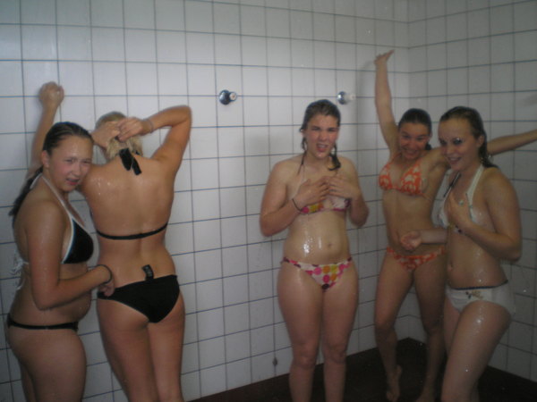 José geniet van een warme douche