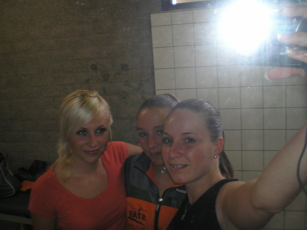 Cheryl kijkt netjes naar de camera