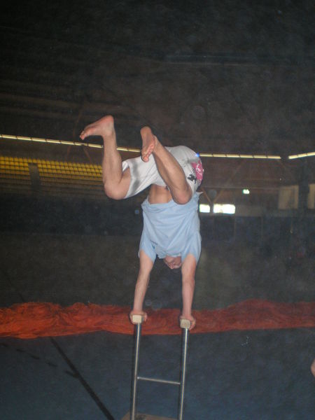 Handstand. Ongeveer.