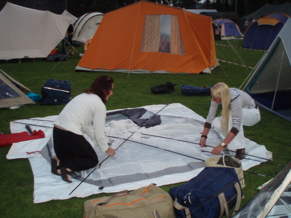 Fanny en Claudi zetten hun tent op