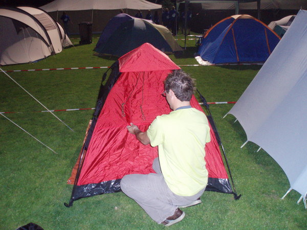 Nigel heeft een tent op de groei gekocht