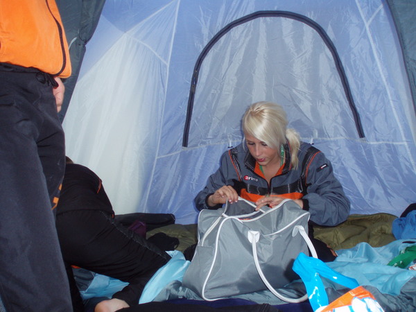 Cheryl pakt fluitend haar tas in