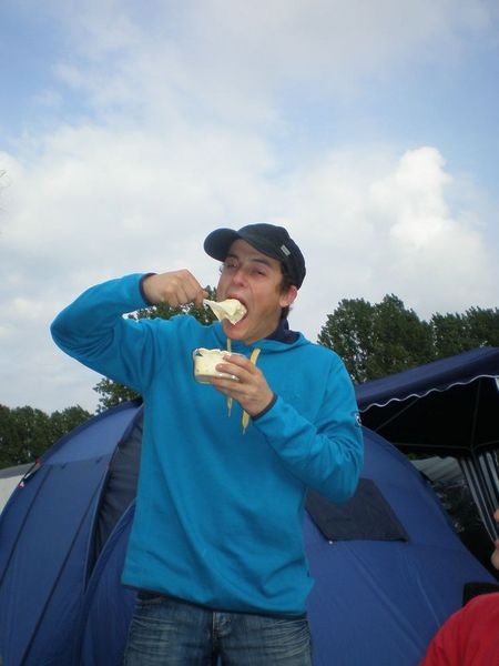 Dennis neemt ook een grote hap