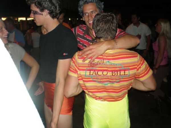 Rudy doet even z'n broek goed
