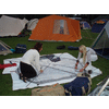 Fanny en Claudi zetten hun tent op
