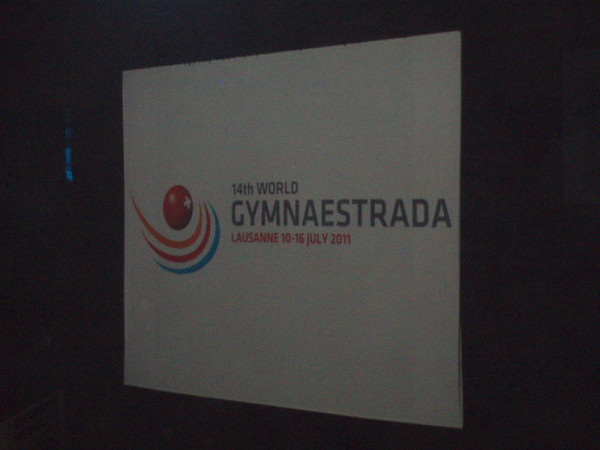 Bij het FIG-gala hadden ze een heeele grote Gymnaestrada-vlag
