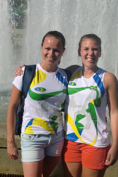 Chantal en José laten hun vers geruilde shirts zien