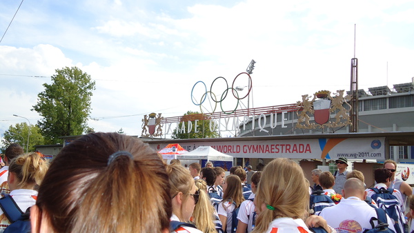 Bij de ingang van het stadion