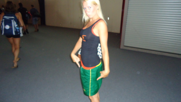 Eline met haar strakke groene broek