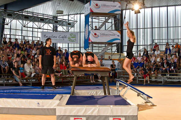 Natasja springt op de tafel. Foto © Frans Hoek