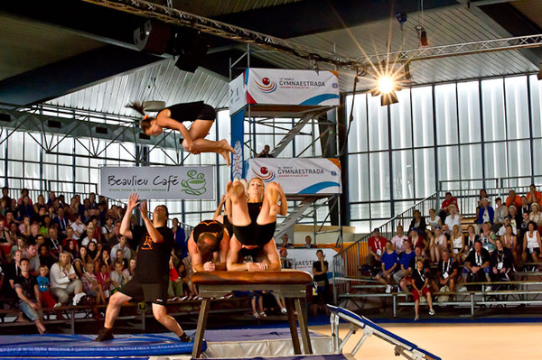 Chantal overslag salto en salto's af. Foto © Frans Hoek