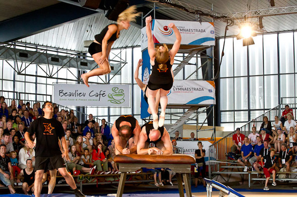 Eline tsukahara en salto's af. Foto © Frans Hoek