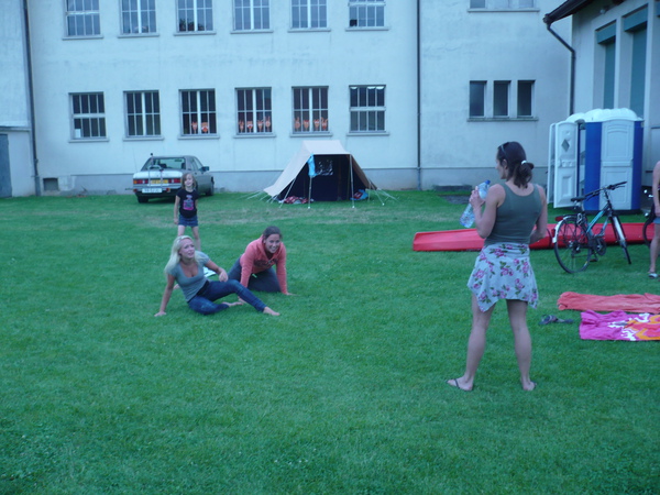 Zoë, Eline en Annelies spelen onder een wakend oog van Carla...