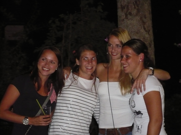 Op de foto met: een boom