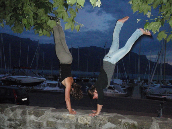 Sonja en Annelies maken een handstand