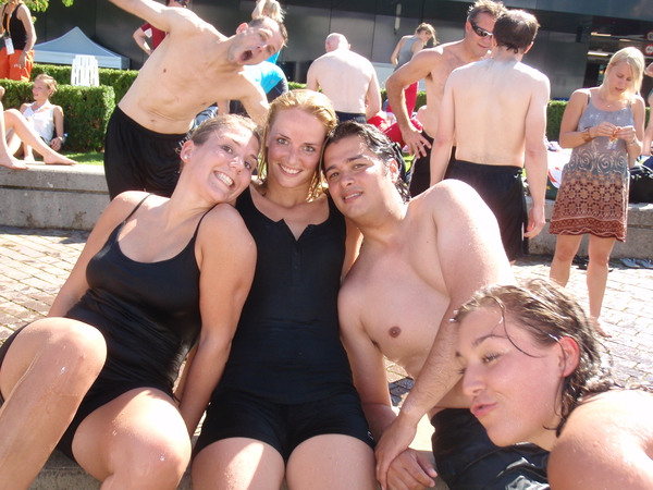 Zwart is toch wel de badmodekleur van 2011