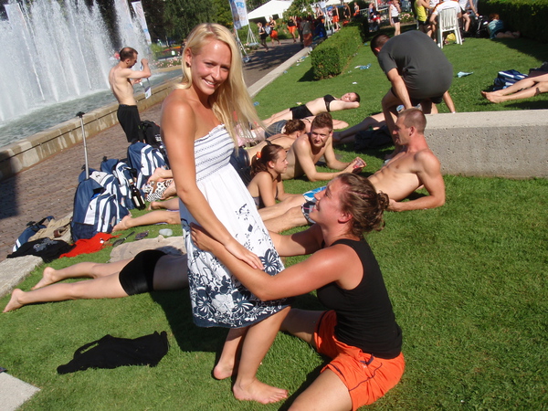 Eline is nog niet zo goed in acro