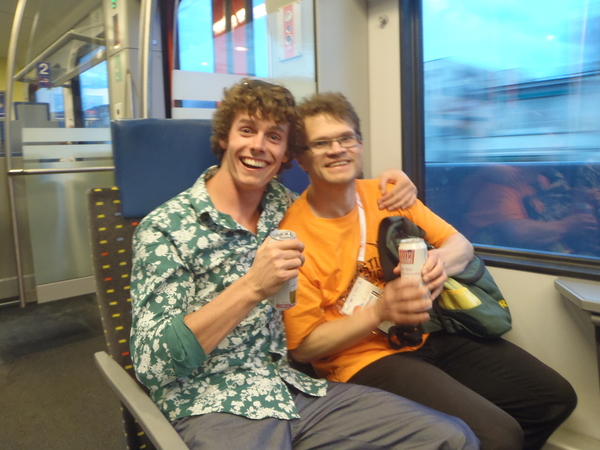 Thomas en Arnold genieten van een drankje