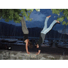Sonja en Annelies maken een handstand