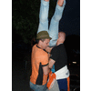 Marcel en Paul helpen Annelies met haar handstand