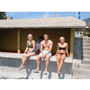 Kim, Maurice en Eline kijken naar de zwemmers