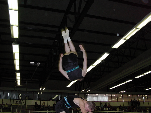Paul springt over Rob heen