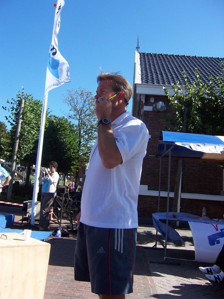 Meester Robin met headset voor het live-commentaar