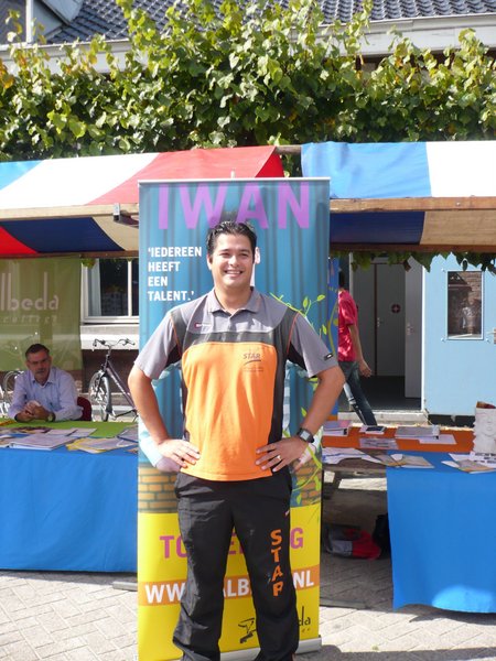 Meester Iwan voor zijn eigen reclamebord