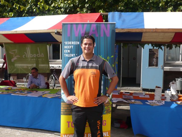 Meester Iwan voor zijn eigen reclamebord, in landscape