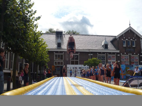 Ook Cindy maakt een salto