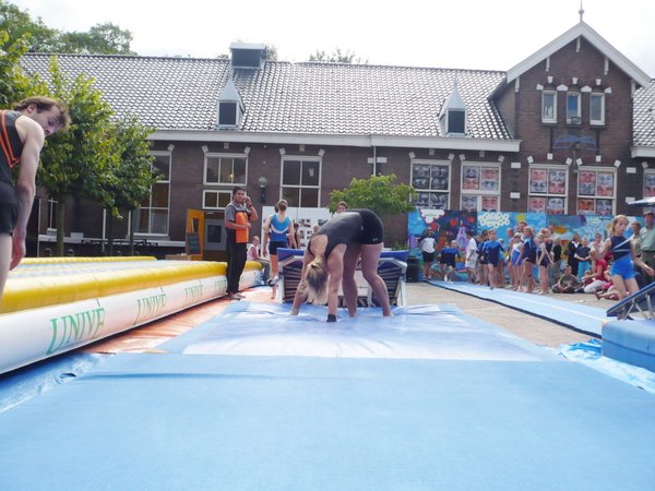 Kim landt op twee handen en twee benen