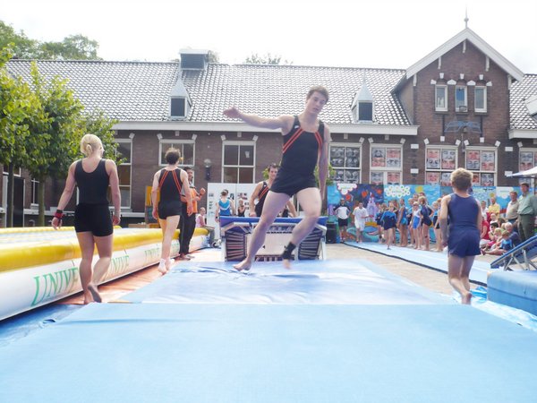 Dennis steekt zijn hand uit alsof-ie rechtsaf gaat. Maar dat gaat-ie niet :))
