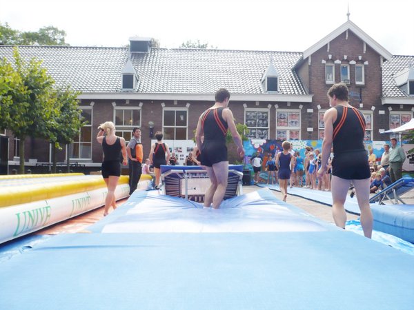 Bart laat zien hoe diep je in de mat kan wegzakken