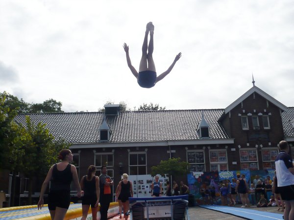 Johan heeft netjes z'n knieën en voeten bij elkaar