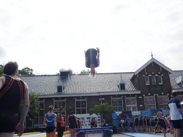 Kim zwaait heel stiekem naar de fotograaf