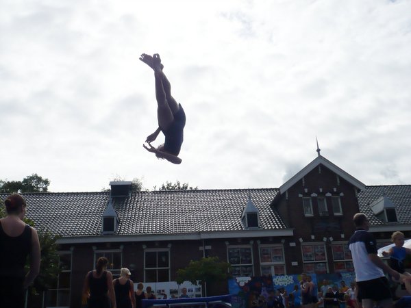 Johan telt op zijn vingers na hoeveel schroeven hij al gedaan heeft