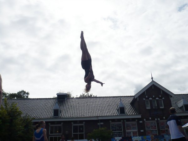 Kim laat zien hoe je moet strekken