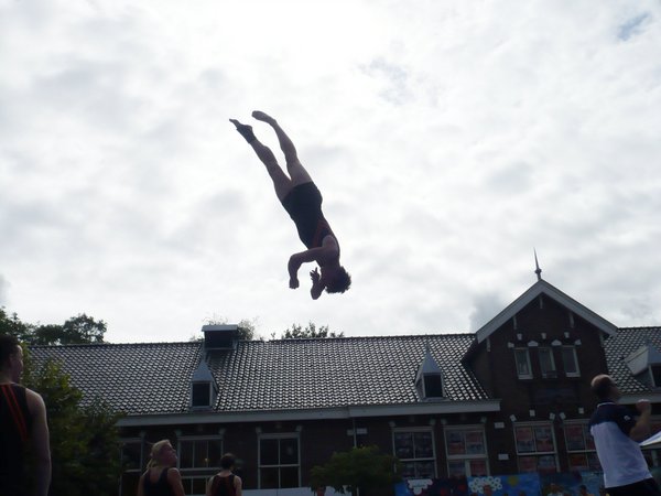 Dennis veegt zijn neus af
