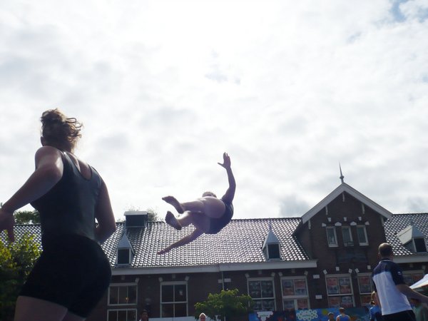 José mikt op Sonja