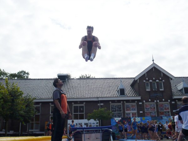 En Erik-Jan doet dubbel met een vrolijke lach op zijn gezicht