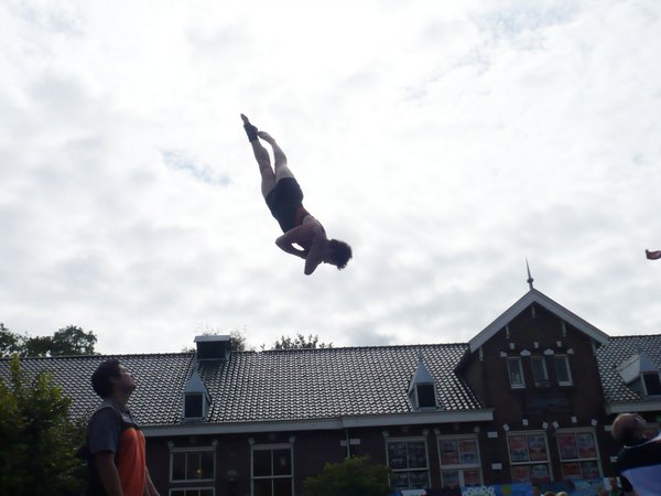 Dennis slaat zijn armen om zich heen