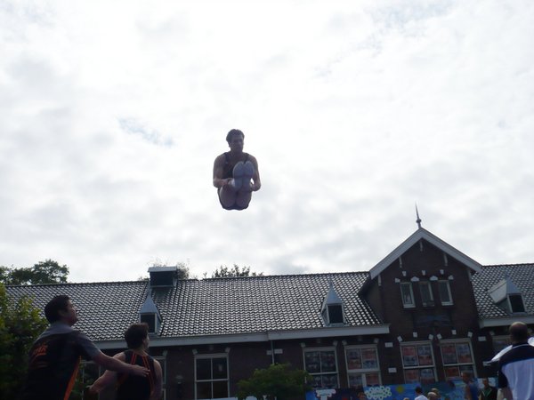 Bart doet dubbel hoek terwijl Dennis een schouderklopje krijgt