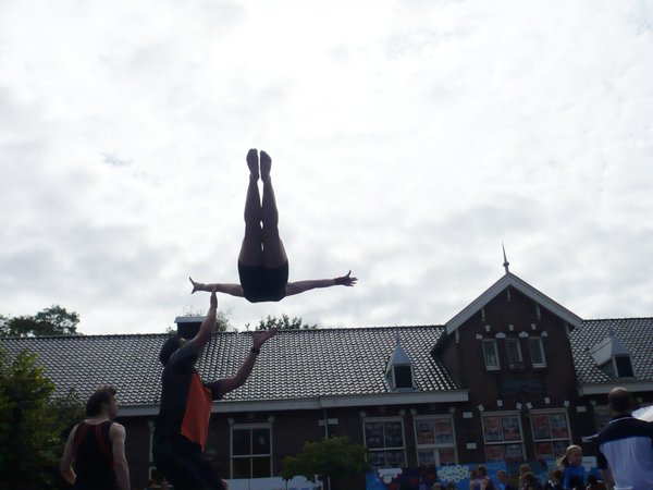 Kim strekt uit