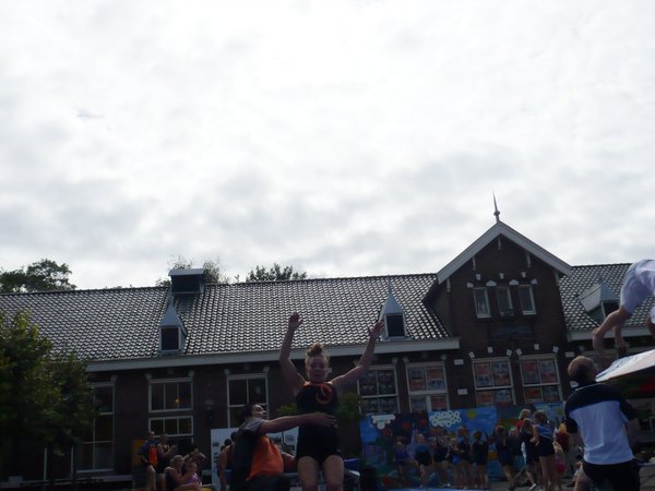 Meester Iwan helpt Sonja een handje