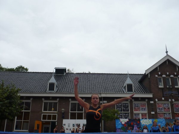 Chantal zwaait naar de camera