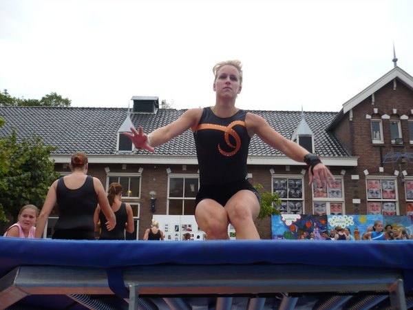 Kim kijkt heel wakker
