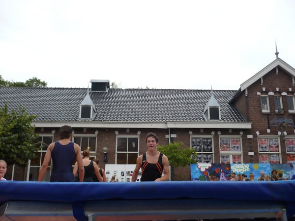 Dennis probeert te lachen naar de camera
