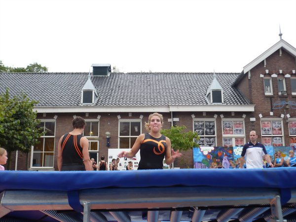 José wil haar tanden niet laten zien
